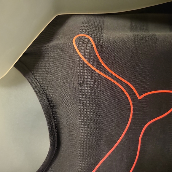 PUMA Tank Duo: Both are Razorback sz M - Picture 2 of 2